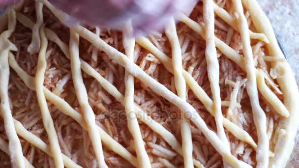 Una mujer está preparando un pastel de manzana en una cocina casera — Vídeos de Stock