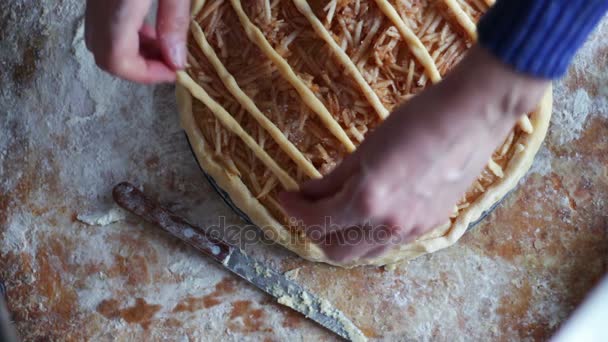 Una mujer está preparando un pastel de manzana en una cocina casera — Vídeos de Stock