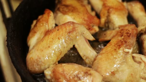 Poulet frit dans une poêle — Video