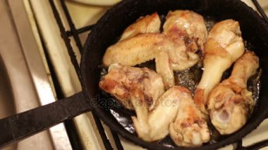 Bir tavada tost kabuk ile kızarmış tavuk