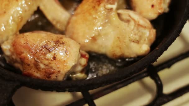 Pollo frito en una sartén — Vídeo de stock