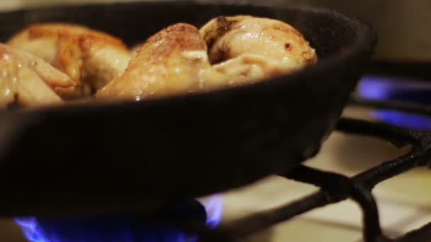 Kip gebakken in een pan sluiten van weergave — Stockvideo