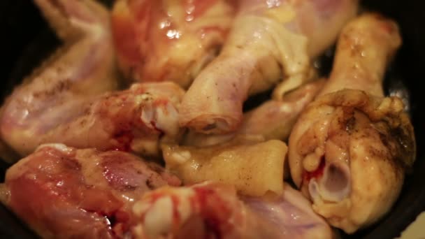 在一个平底锅煎鸡 — 图库视频影像