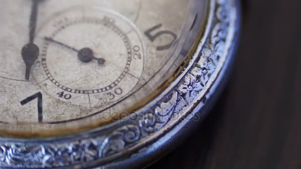 Macro primer plano de un reloj vintage — Vídeos de Stock