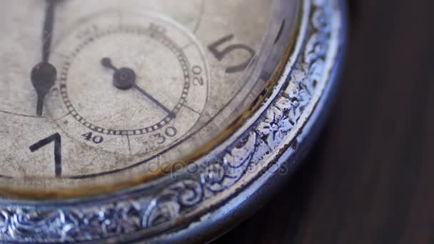 Macro primer plano de un reloj vintage — Vídeos de Stock
