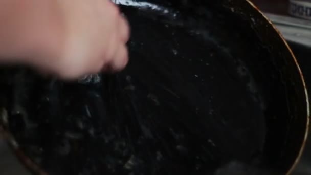 Close up van wassen grind uit een pan — Stockvideo