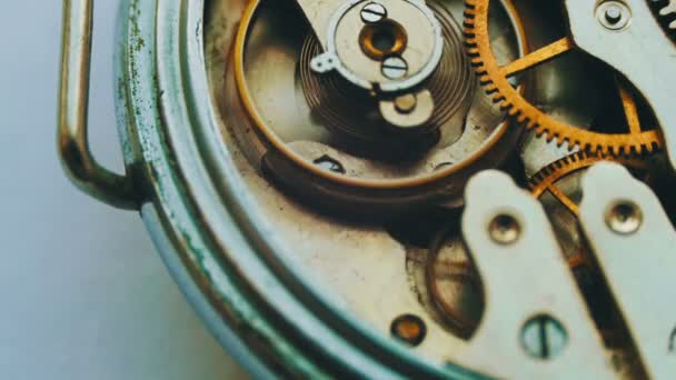 Vieux mécanisme d'horloge vintage de travail, gros plan avec mise au point douce — Video