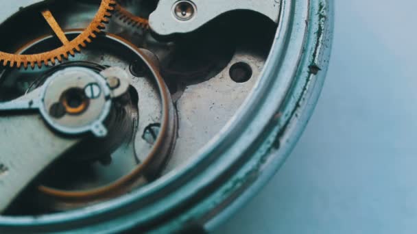 Velho mecanismo de relógio vintage trabalhando, tiro close-up com foco suave — Vídeo de Stock