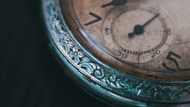 Макро старовинний кишеньковий годинник час йде швидко — стокове відео