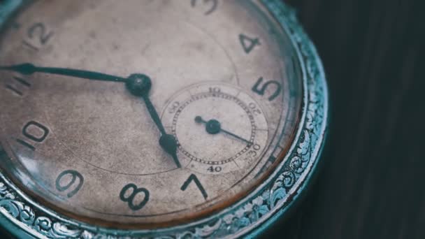 Macro vintage orologio da tasca tempo che va veloce — Video Stock