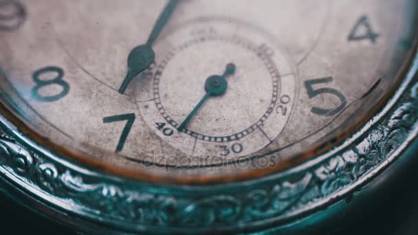 Макро старовинний кишеньковий годинник крупним планом — стокове відео