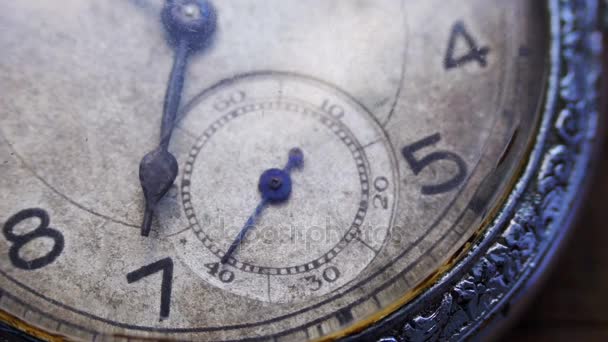 Primer plano del reloj de bolsillo vintage — Vídeos de Stock