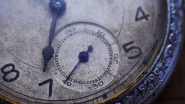 Gros plan de l'horloge de poche vintage 