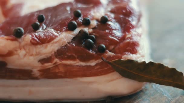 Čerstvý šťavnatý kus masa se slaninou — Stock video