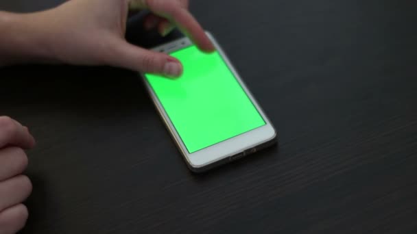 Pantalla táctil en Smartphone blanco — Vídeo de stock