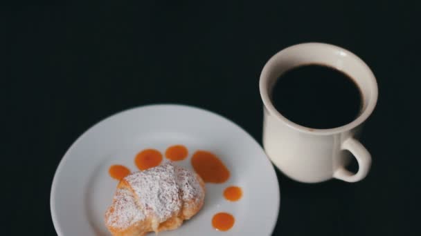 Hälla kaffe på frukost — Stockvideo