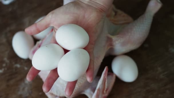 Händer förbereda hela råa kycklingen på en träskiva matlagning — Stockvideo