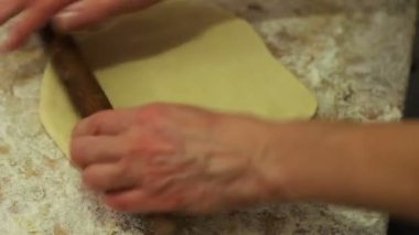 Hamur ile çalışan kadın. ev yapımı kruvasan yapma