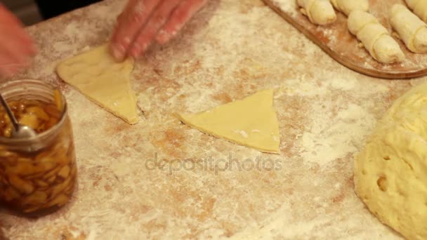 Donna che lavora con la grana. fare croissant fatti in casa — Video Stock