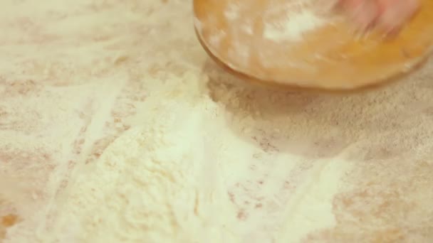 Kvinna som arbetar med degen. gör hembakade croissanter — Stockvideo