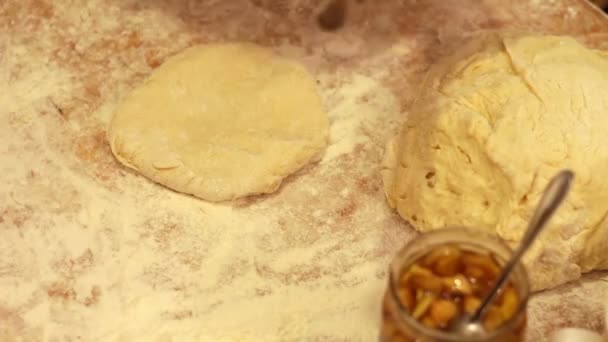 Vrouw die werkt met deeg. huisgemaakte croissants maken — Stockvideo