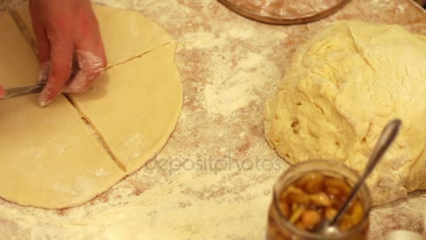 Frau arbeitet mit Teig. Herstellung hausgemachter Croissants — Stockvideo