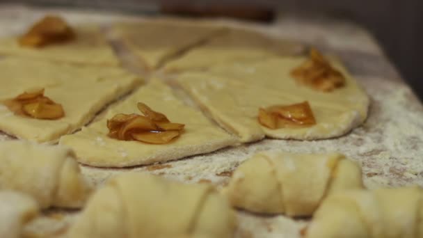 Mulher a trabalhar com massa. fazer croissants caseiros — Vídeo de Stock