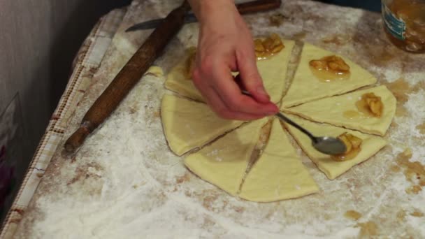 Mulher a trabalhar com massa. fazer croissants caseiros — Vídeo de Stock