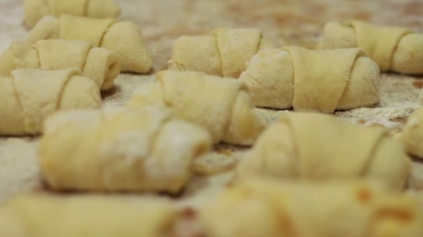Ein frisch zubereitetes hausgemachtes Croissant aus dem Teig — Stockvideo