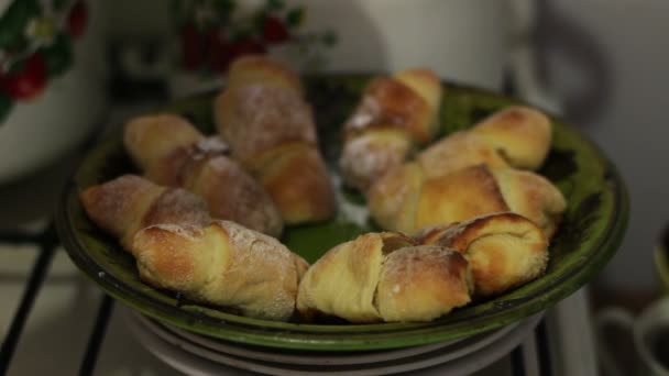 Frisch gebackene Croissants auf einem Teller in der heimischen Küche — Stockvideo