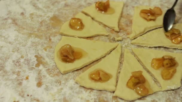 Vrouw die werkt met deeg. huisgemaakte croissants maken — Stockvideo