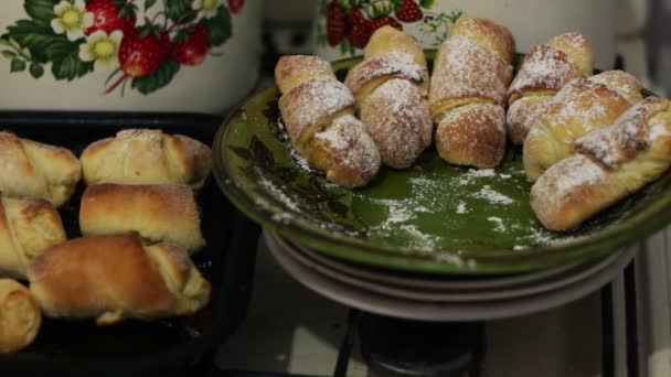 Versgebakken croissants op een plaat in een huis keuken — Stockvideo