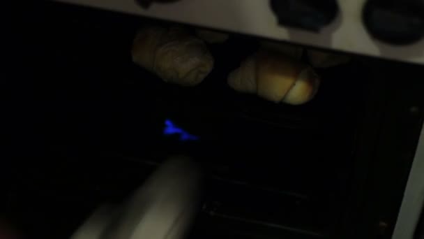 Solo moldeado masa croissants caseros se colocan en la estufa de cocina horno — Vídeos de Stock