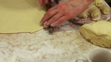 Hamur ile çalışan kadın. ev yapımı kruvasan yapma