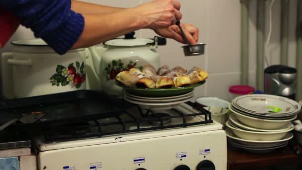 Croissants recién horneados en un plato en una cocina casera — Vídeos de Stock