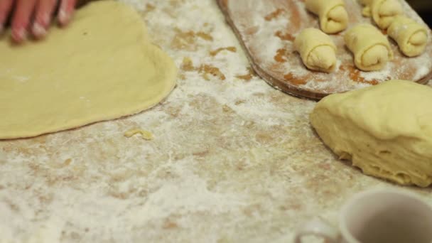 女人和面团一起工作。制作自制牛角面包 — 图库视频影像