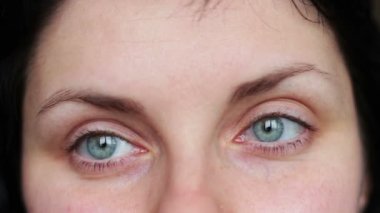 Güzel bir yeşil gözlü genç kızın duygusal yüz