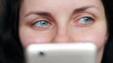 akıllı telefon arayan kadın göz Close-Up