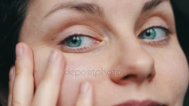 Retrato de belleza de la mano de la mujer tocando la cara concepto de cuidado de la piel — Vídeo de stock