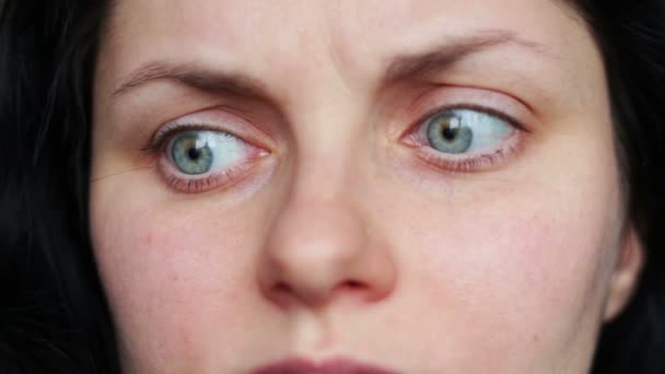 Cara emocional de una hermosa jovencita de ojos verdes — Vídeo de stock