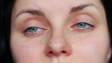 Güzel bir yeşil gözlü genç kızın duygusal yüz