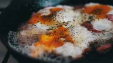 Pastırmalı kızarmış yumurta