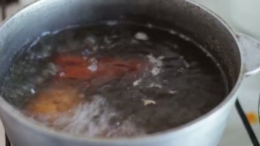 sebze havuç ve patates pişirme ile sıcak kaynar tava