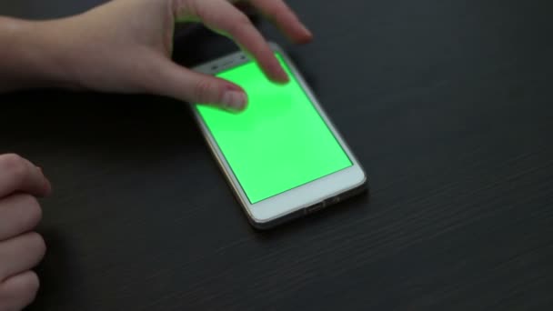 Сенсорний екран на білому смартфоні — стокове відео