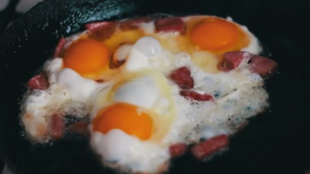 Bacon en gebakken eieren — Stockvideo