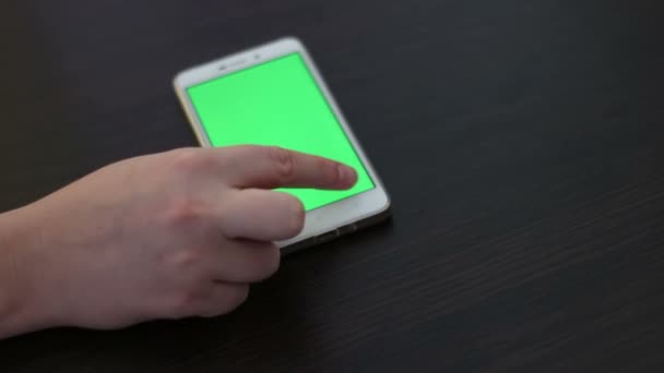 Scherm van de aanraking op witte Smartphone — Stockvideo