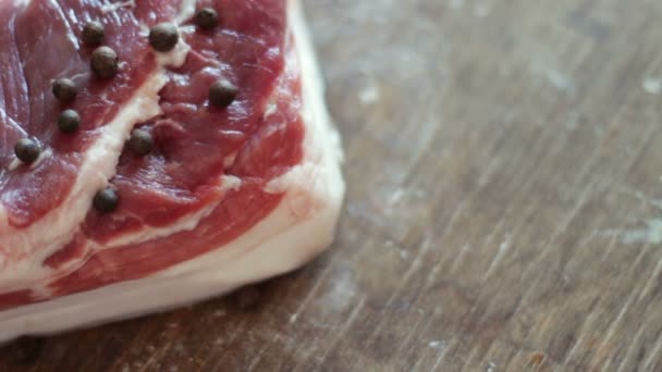 Carne fresca y jugosa con tocino — Vídeo de stock