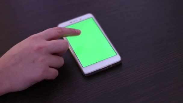 Scherm van de aanraking op witte Smartphone — Stockvideo