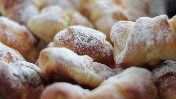 Zuckerpuder-Croissants — Stockvideo