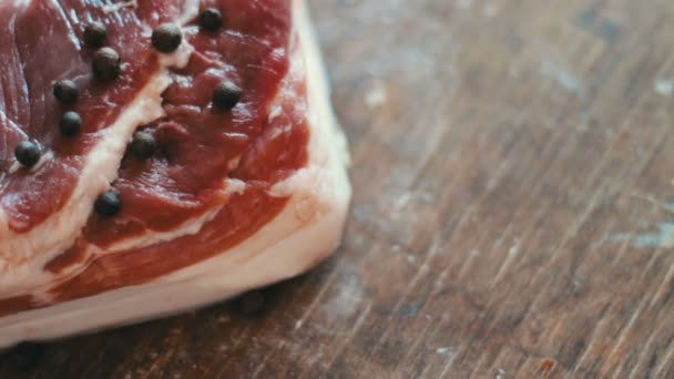 Pedaço de carne fresco e suculento com bacon — Vídeo de Stock